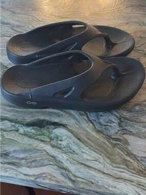 OOFOS Black Women’s Recovery Flip Flops